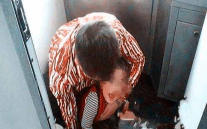 be con vao wc mai khong ra 1 be con vao wc mai khong ra 1