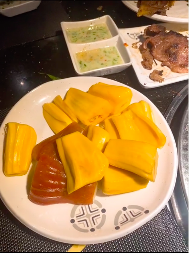 vao nha hang dung bua co hanh dong kem sang 1 vao nha hang dung bua co hanh dong kem sang 1