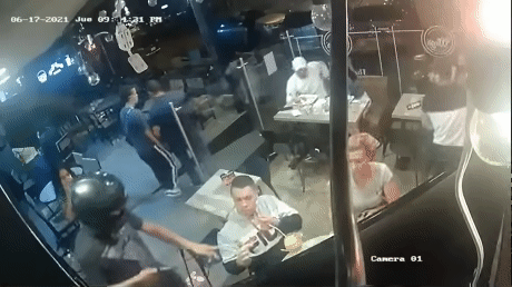 nguoi dan ong binh tinh khi bi sung chia vao dau 2 nguoi dan ong binh tinh khi bi sung chia vao dau 2