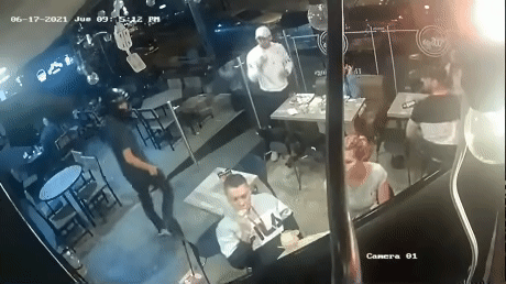 nguoi dan ong binh tinh khi bi sung chia vao dau 4 nguoi dan ong binh tinh khi bi sung chia vao dau 4