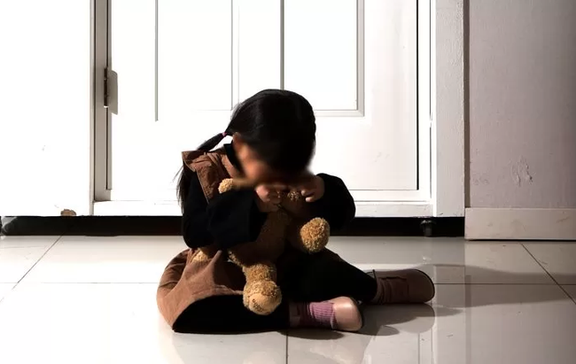 nhet thi the con vao thung da 1