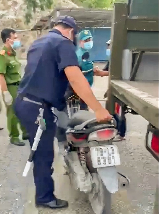 nam cong nhan bi cho nghi viec