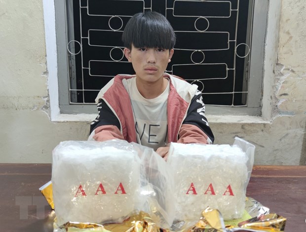 die bien bat giu doi tuong van chuyen 2kg ma tuy da