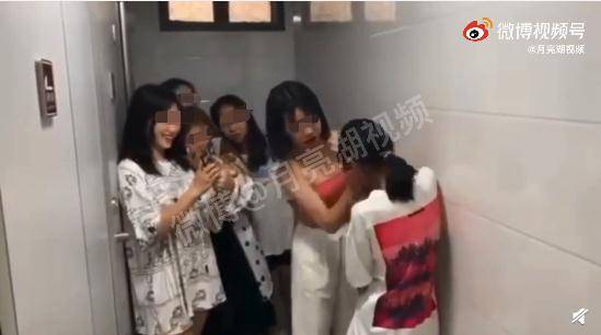 thieu nu bi nhom dan chi hanh hung 1 thieu nu bi nhom dan chi hanh hung 1