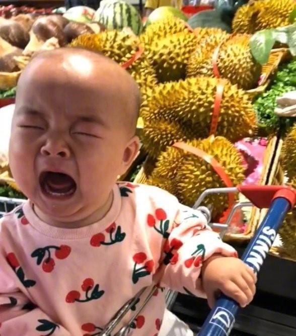 con gai bop hoa qua trong sieu thi 4 con gai bop hoa qua trong sieu thi 4