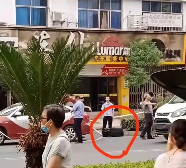 tai xe taxi phat hien dieu kinh hai ben trong vali 1