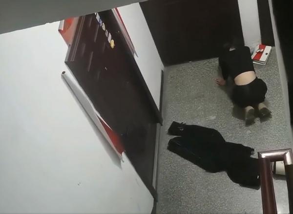 co gai khoc loc quy goi van xin ban trai 2