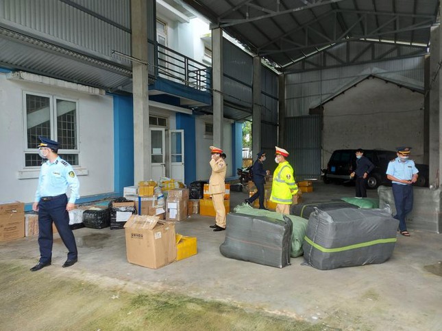 hang lau tam giu tu xe giuong nam trong xe nhoi day hang hoa khong co hoa don chung tu 21