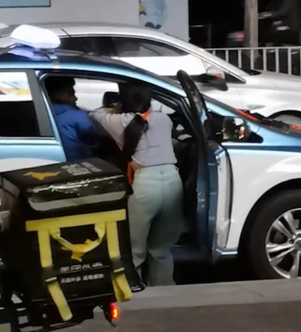 co gai bi ban trai dap khoi xe 1