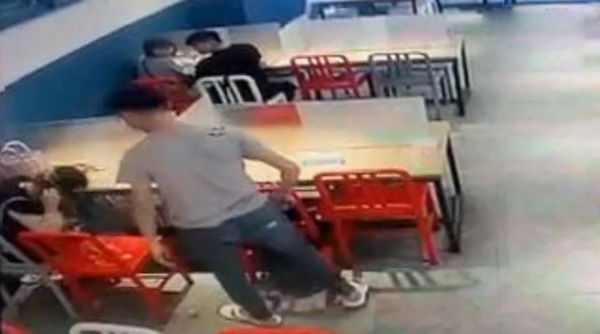 chang trai an dau ban gai vao noi lau dang soi 2 chang trai an dau ban gai vao noi lau dang soi 2