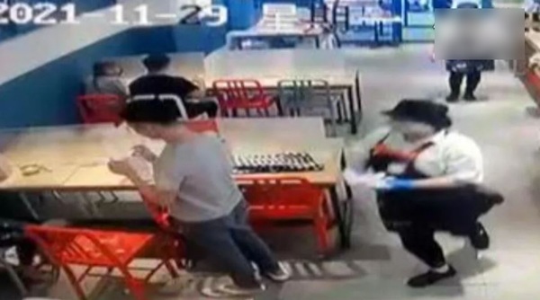chang trai an dau ban gai vao noi lau dang soi 3 chang trai an dau ban gai vao noi lau dang soi 3