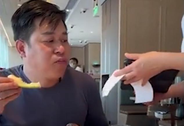 nguoi dan ong nhan hoa don lai noi toi ket hon roi 3 nguoi dan ong nhan hoa don lai noi toi ket hon roi 3