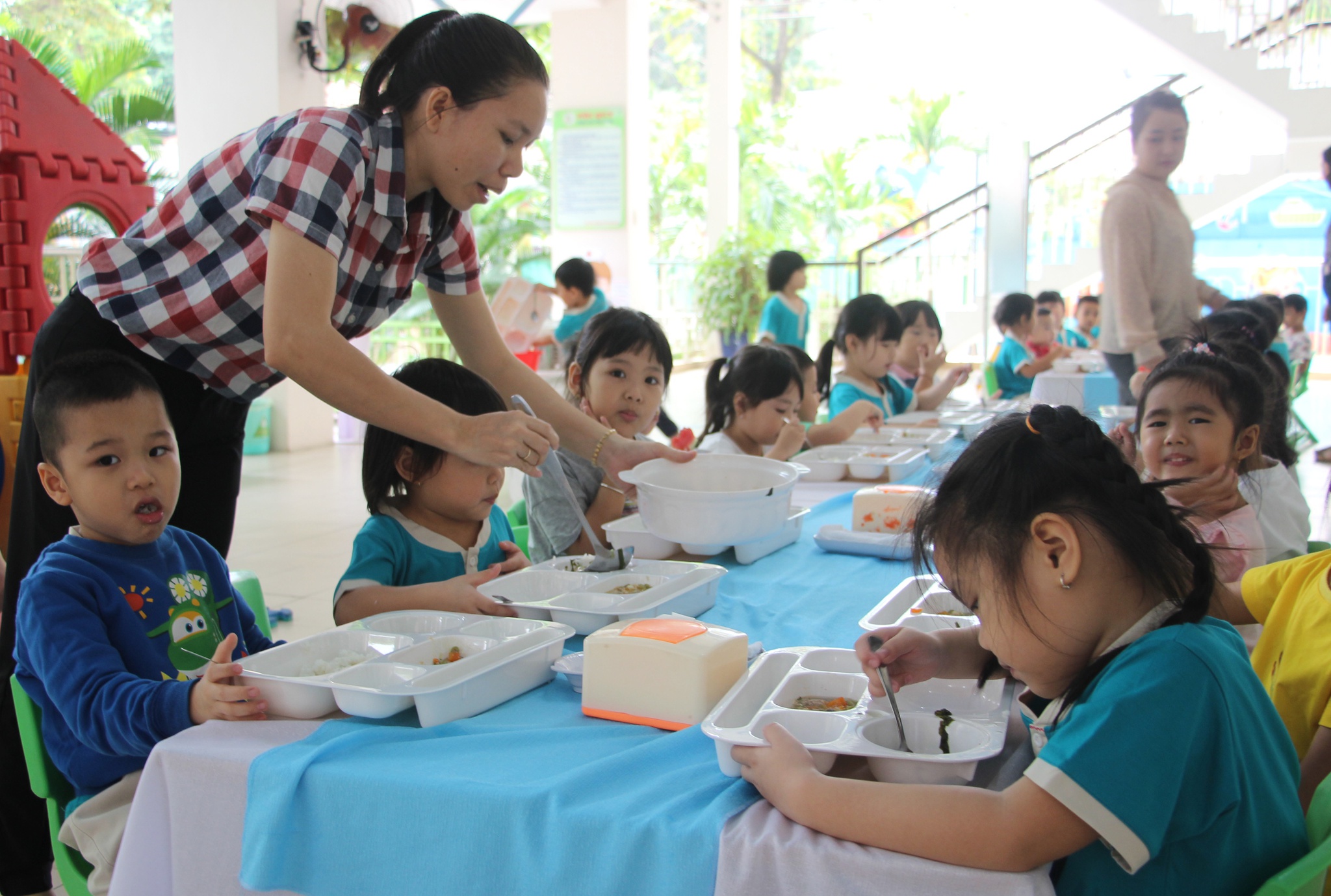 de xuat hoc sinh mam nnon den truong 1