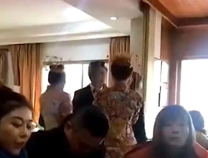 chu re cuoi chi em sinh doi