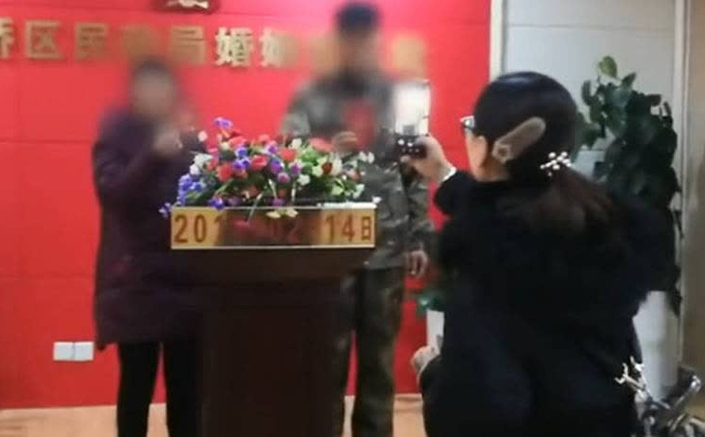 co gai dua bo ruot va me chong di dang ky ket hon 1 co gai dua bo ruot va me chong di dang ky ket hon 1