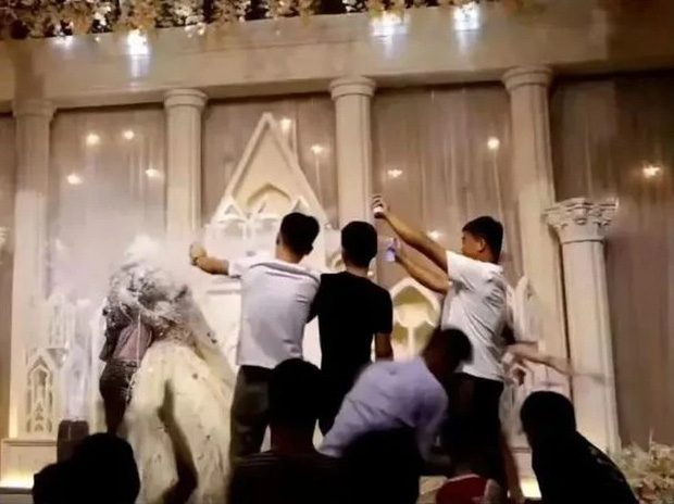 ban chu re dua ac trong dam cuoi 1 ban chu re dua ac trong dam cuoi 1