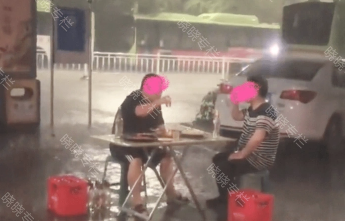 hai nguoi dan ong uong ruou trong mua