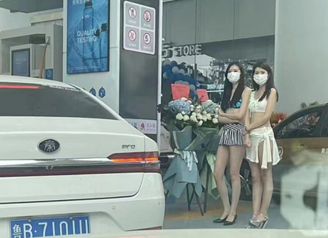 tram xang thue nguoi mau bikini 1 tram xang thue nguoi mau bikini 1