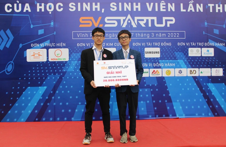 nhom hoc sinh ha noi nhan khen thuong dot xuat