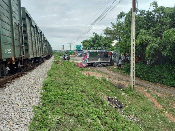 xe tai bi tau hoa huc vang 1 xe tai bi tau hoa huc vang 1