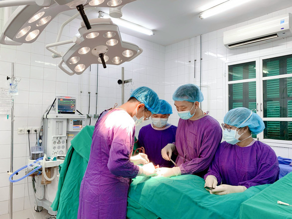 nguoi dan ong bi vo tinh hoan vi da bong 2