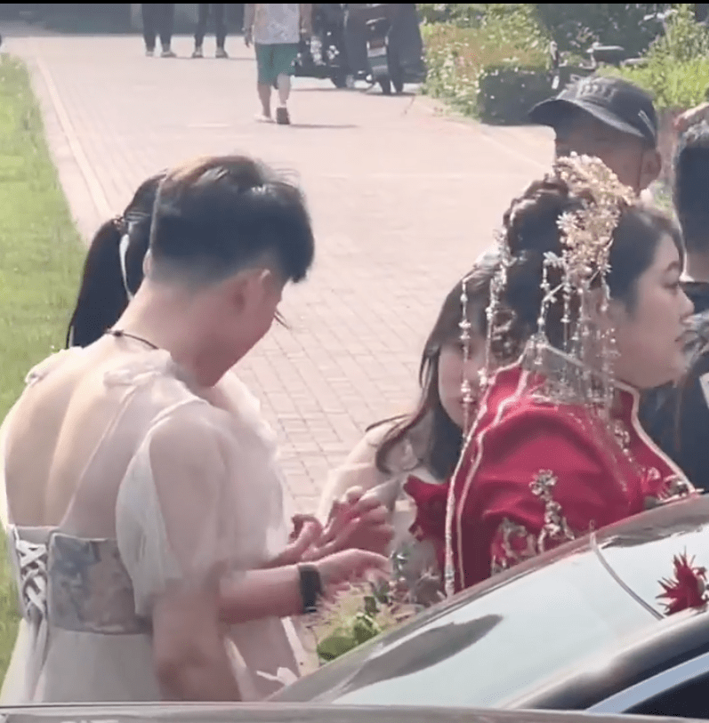 anh ban than lam phu dau trong dam cuoi 4 anh ban than lam phu dau trong dam cuoi 4