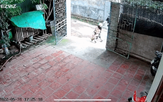 hai ba chau nga song soai truoc cua nha 1 hai ba chau nga song soai truoc cua nha 1