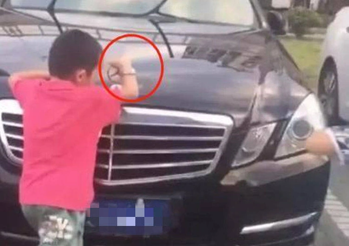 hai con trai vat trui logo xe sang 1