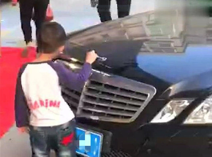 hai con trai vat trui logo xe sang 3