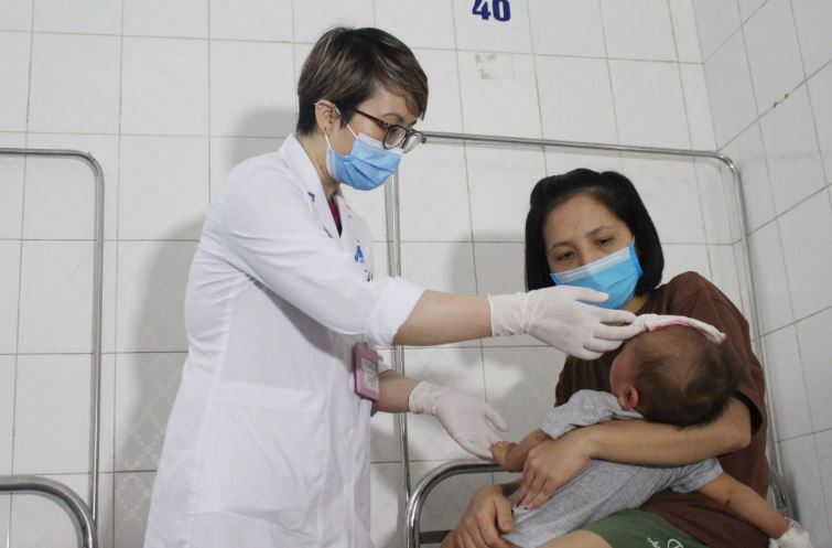 be 9 thang tuoi bong da toan than