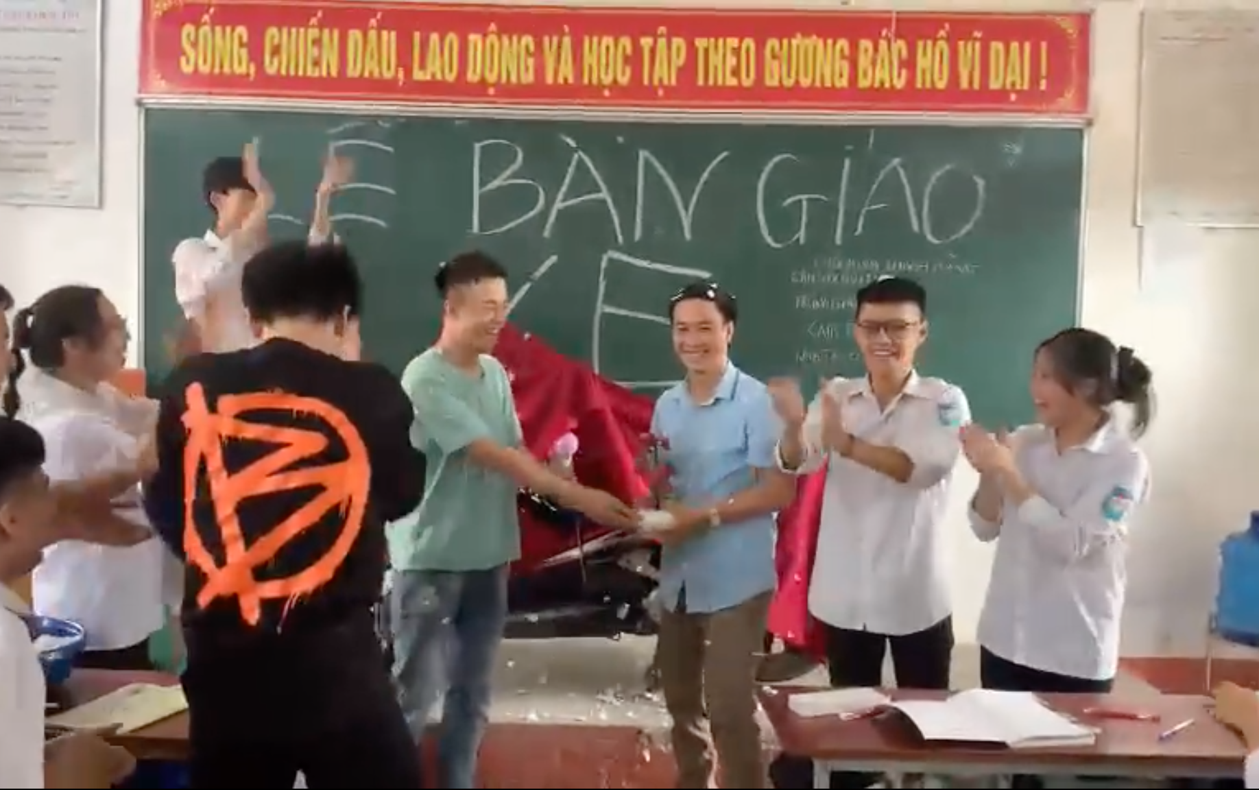 hoc tro ban giao xe cho thay giao 1