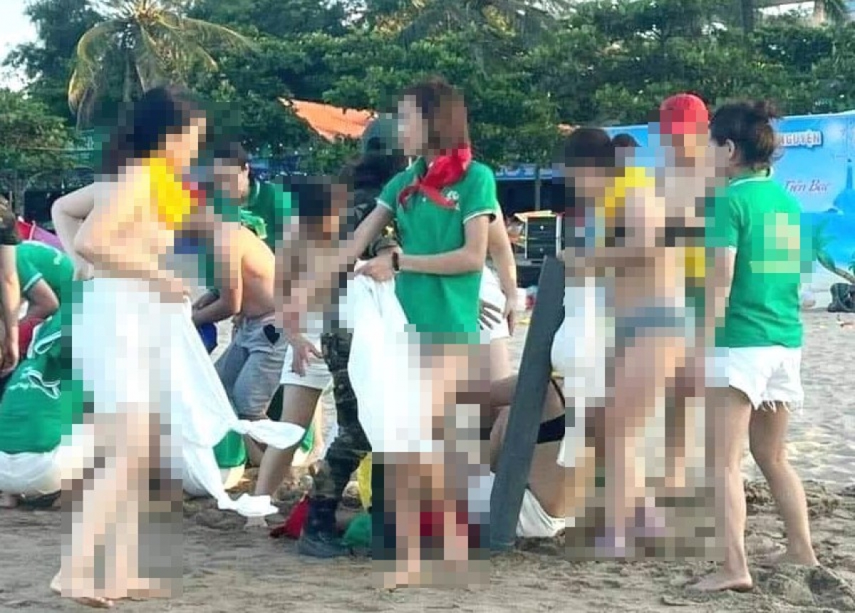 clip nhom du khach coi do choi team building