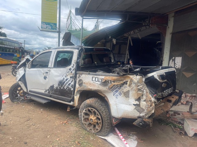 xe tai lao vao nha dan 3 xe tai lao vao nha dan 3