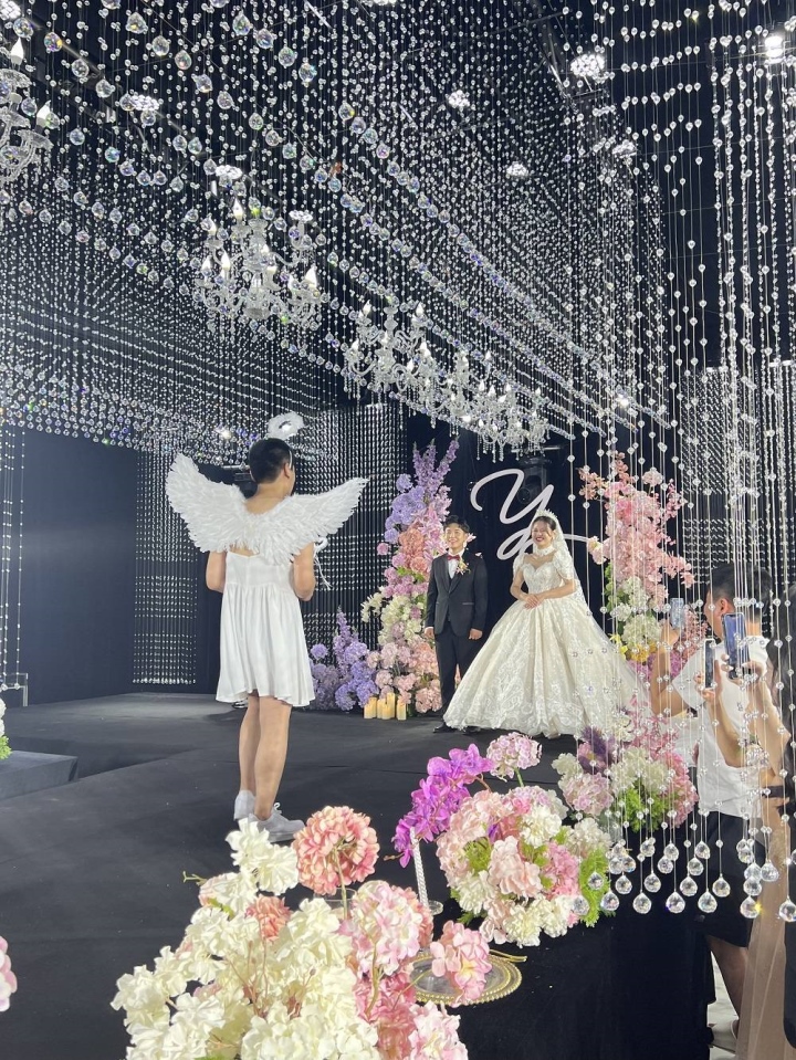 em trai mac vay thien than trong dam cuoi chi gai 1