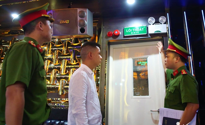 ha noi dong cua 326 quan karaoke