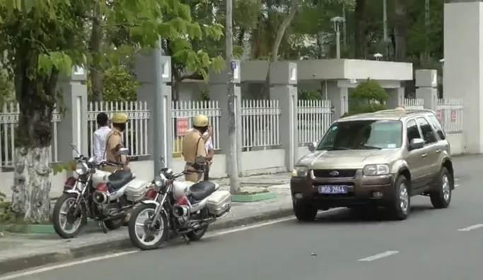 tam giu xe o to nghi bien xanh gia 2