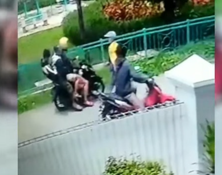 nam sinh dung ca sau de danh nhau 1