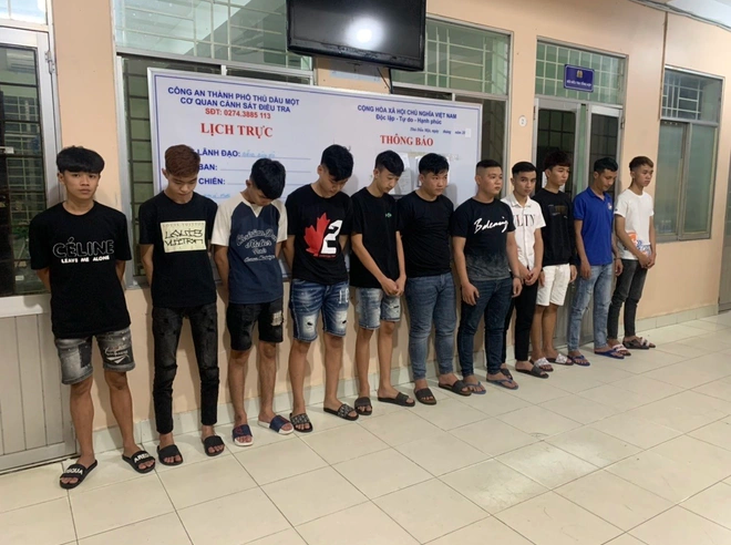 nhom thanh nien chem xe nguoi di duong