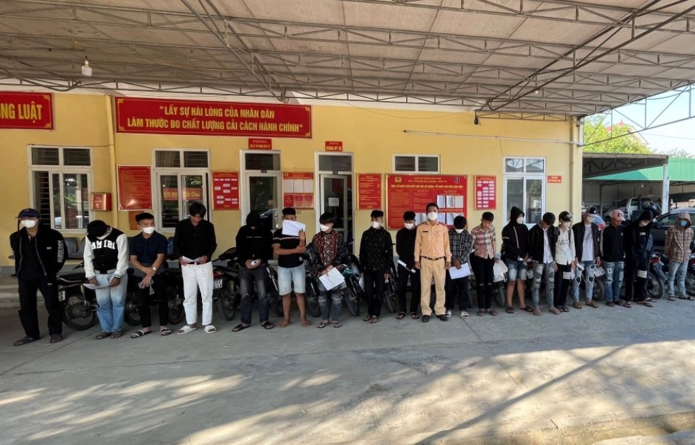 hon 30 thanh nien lang lach danh vong 1