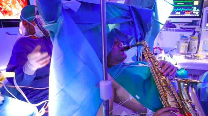 benh nhan thoi saxophone 1