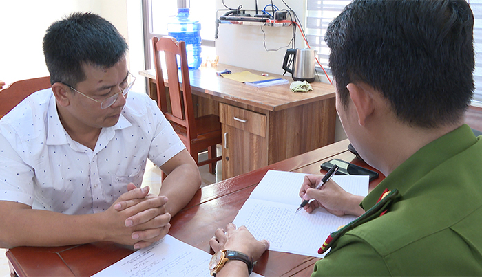 dui dieu thuoc vao mat cong an