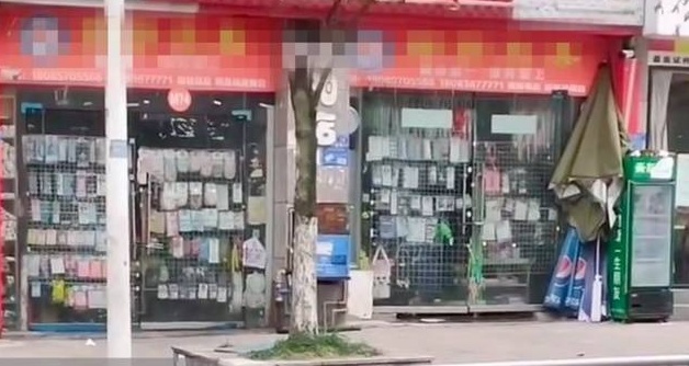 bi chu cua hang vu oan lay trom mon do be gai 11 tuoi nhay lau 1