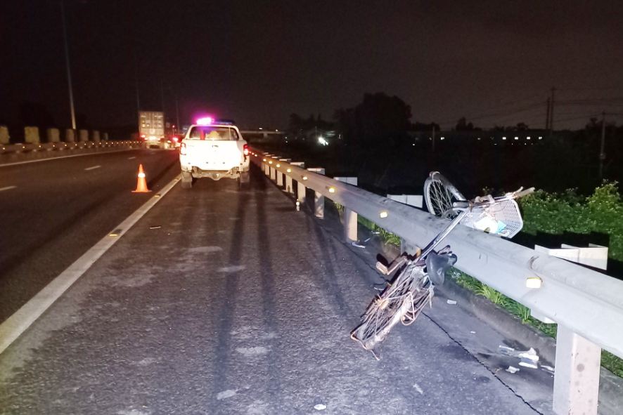 nguoi dan ong bat tinh tren cao toc