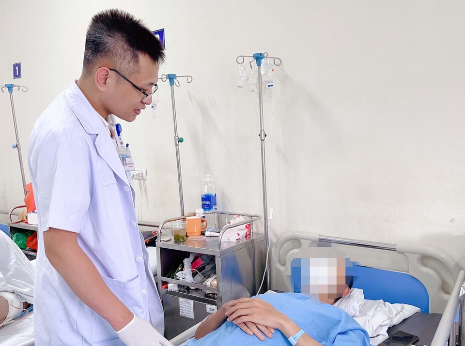 nam thanh nien thoat vi ben