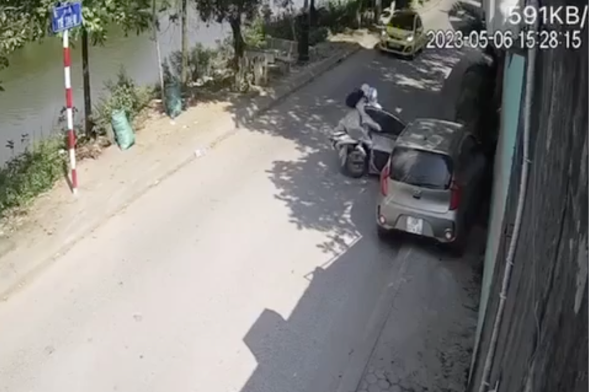 mo cua xe khien 1 phu nu tu vong mo cua xe khien 1 phu nu tu vong