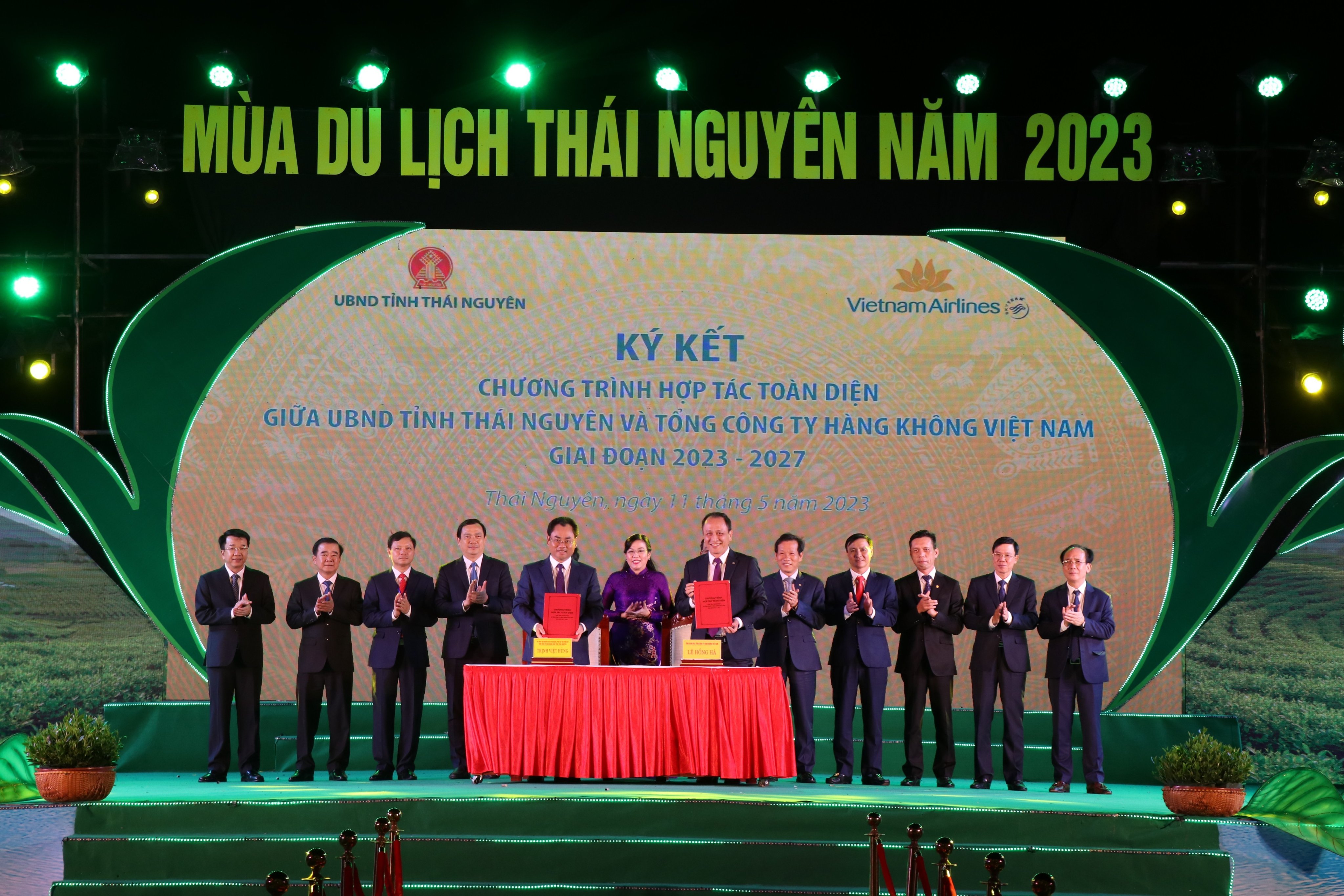 ong le hong ha tong giam doc vietnam airlines va ong trinh viet hung chu tich ubnd tinh thai nguyen ki ket va trao doi bien ban hop tac toan dien