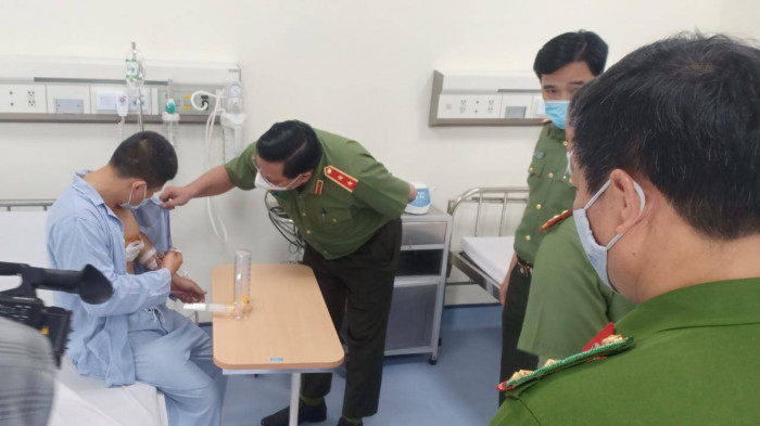 giam doc cong an ha noi tham hoi trao bang khen cho tai xe taxi dung cam bat cuop giam doc cong an ha noi tham hoi trao bang khen cho tai xe taxi dung cam bat cuop