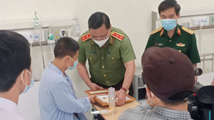 giam doc cong an ha noi tham hoi trao bang khen cho tai xe taxi dung cam bat cuop giam doc cong an ha noi tham hoi trao bang khen cho tai xe taxi dung cam bat cuop