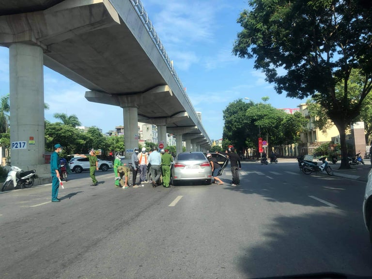 ha noi khong dung xe may kiem tra covid 19 thanh nien tong guc thuong uy canh sat