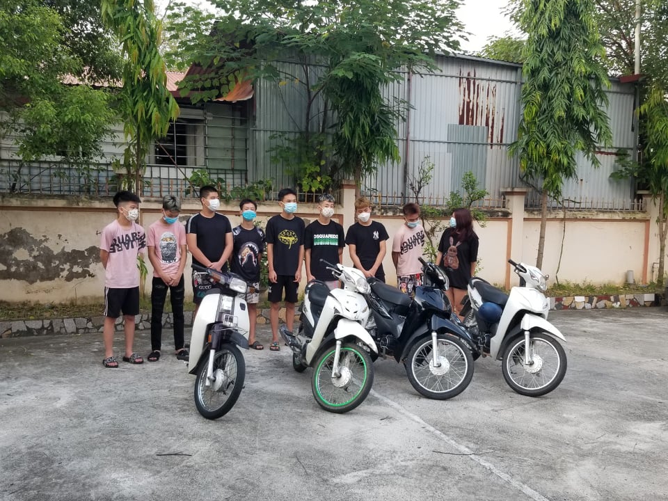 ha noi tom gon 9 thanh nien nam nu phong xe may thong chot covid 19